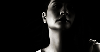 Vrouwen moeten zich als vrouwen gedragen