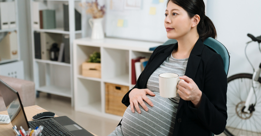 Zwangere werkneemster pauze