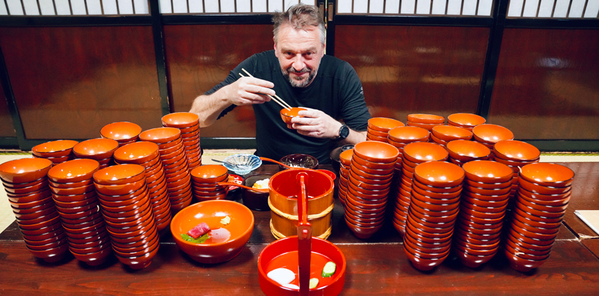 Tom Waes en z’n record noedels eten